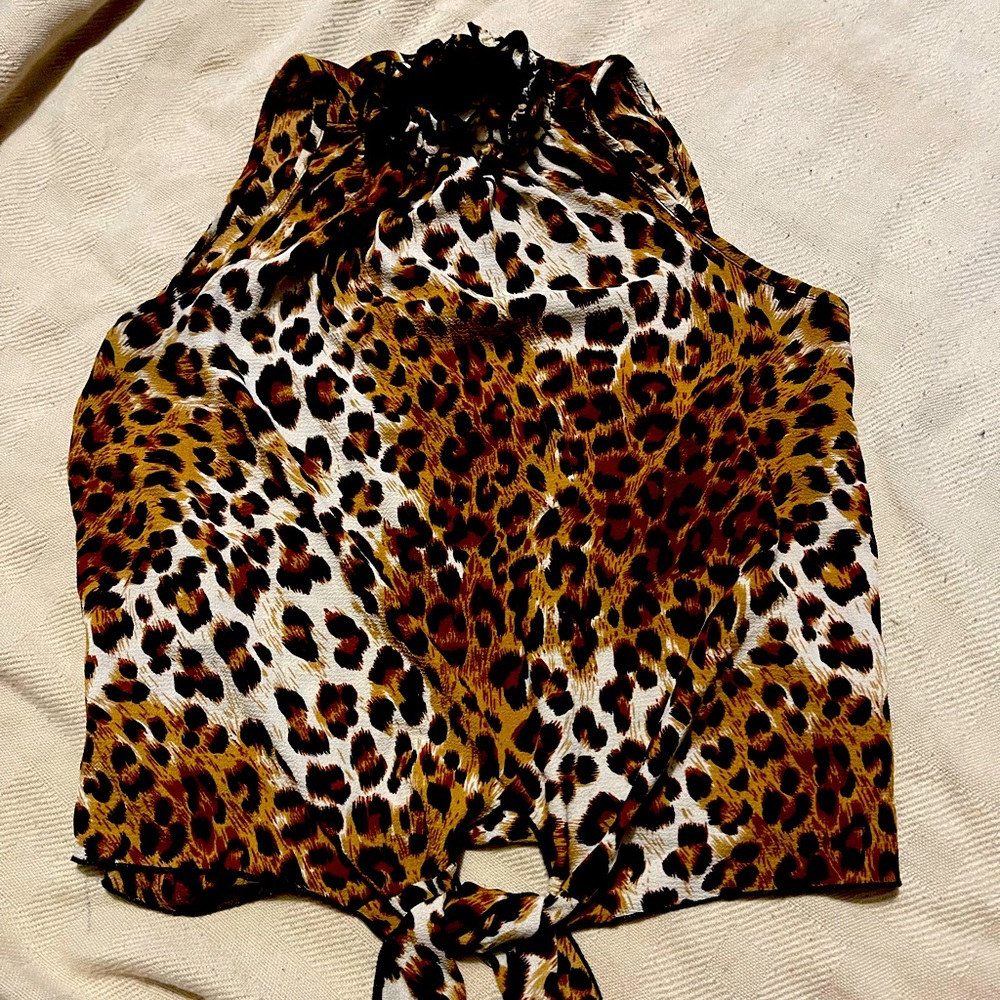 Cute airy sleeveless top with front tie